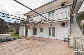 Территория отеля с оливковыми деревьями